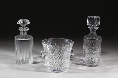 trois vases en verre posés l'un à côté de l'autre sur une table