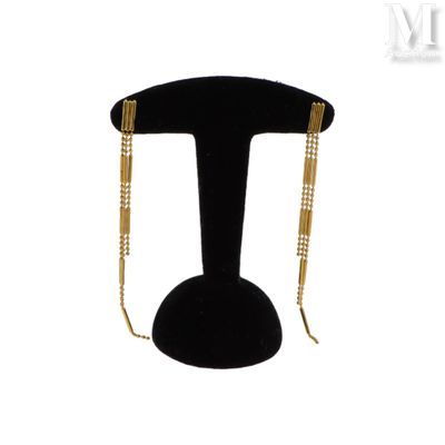 gros plan d'une paire de boucles d'oreilles sur un support