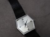 gros plan d'une montre sur une surface noire