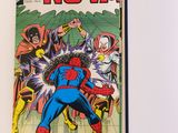 un livre ouvert sur lequel figure l'image d'un groupe de super-héros