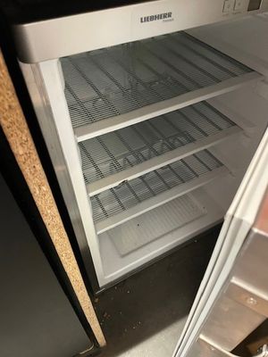 un réfrigérateur ouvert qui se trouve dans une cuisine