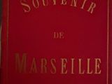 un vieux livre rouge aux lettres dorées posé sur une table
