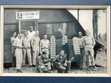 une photo en noir et blanc d'un groupe d'hommes posant pour une photo