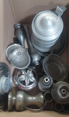 une boîte remplie d'objets métalliques variés