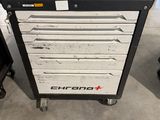un gros plan sur une armoire à outils dans un garage