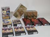 beaucoup de cartes et de boîtes sur la table