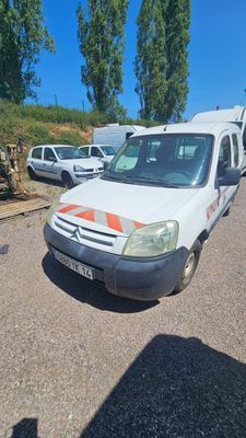 une camionnette blanche garée dans un parking
