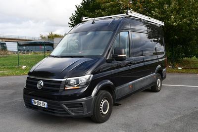 une camionnette noire garée dans un parking
