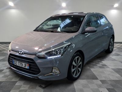une photo d'une voiture argentée dans un showroom