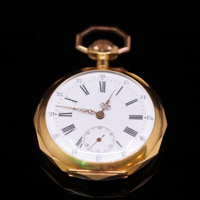 une montre de poche en or avec des chiffres romains