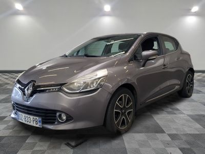 la voiture grise est garée sur un sol en damier dans le garage