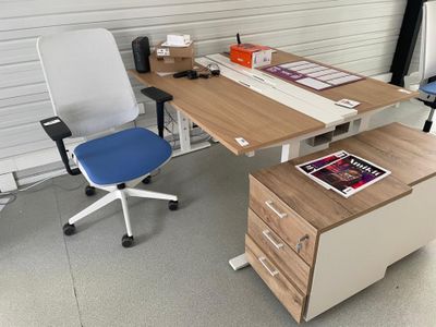 un bureau avec une chaise et un ordinateur dessus