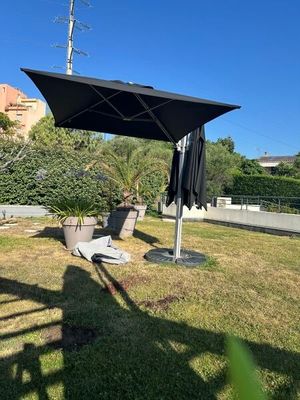 un parapluie noir posé dans l'herbe