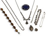 un assortiment de bijoux comprenant un collier, un bracelet et une broche