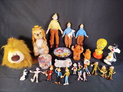 tout un tas de figurines qui sont posées sur une table
