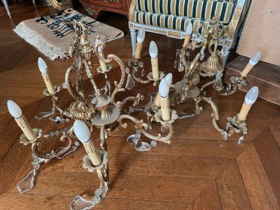 Un lot de deux lustres en bronze à pampilles (vendu en l'éta…
