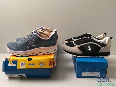deux paires de chaussures posées sur une boîte, elle-même posée sur une table