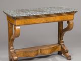 une vieille table en bois avec un plateau en marbre sur fond gris