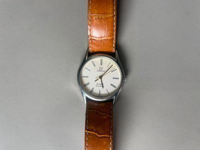 gros plan d'une montre-bracelet sur une table