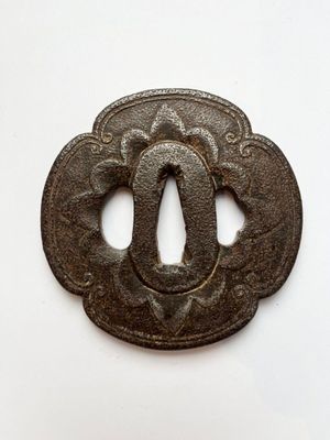 TSUBA en fer. De forme Kirikomi mokko gata, à décor de motif…