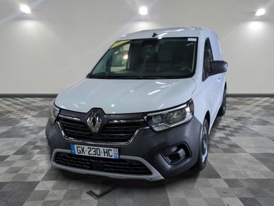 la camionnette blanche est garée sur le sol en damier d'un garage