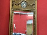 un miroir posé sur une table sur laquelle se trouve une horloge