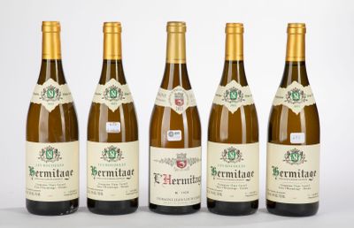 six bouteilles de vin sont alignées sur une surface blanche
