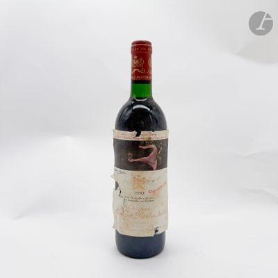 une bouteille de vin posée sur une table