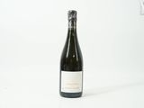 une bouteille de vin posée sur une table