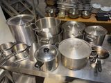 de nombreuses casseroles et poêles sur la table de la cuisine