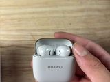 une personne tenant un casque audio à la main