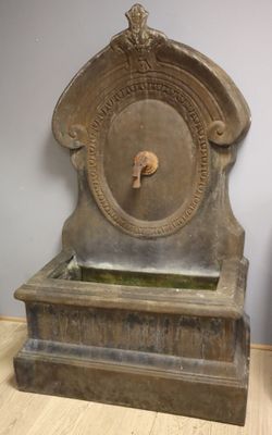 Fontaine en tôle patinée: un oculus largement mouluré en par…
