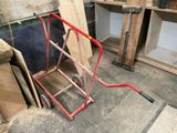 un chariot rouge posé au milieu d'une pièce