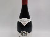 la bouteille de vin est posée sur une surface blanche