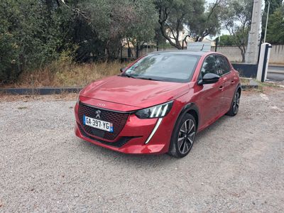 une voiture rouge garée sur le parking