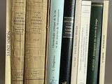 plusieurs vieux livres sont alignés sur une étagère