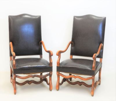 deux fauteuils en cuir noir placés l'un à côté de l'autre
