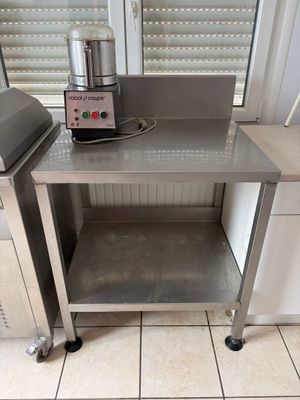 une petite table sur laquelle se trouve un mixeur, dans une cuisine