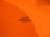 un t-shirt orange avec un logo noir sur la poitrine