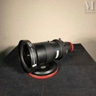 un objectif d'appareil photo posé sur une table