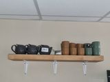 une étagère sur laquelle sont posées des tasses et des mugs