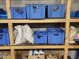 de nombreux bacs et cartons sur les étagères du garage