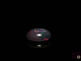 l'image d'une sphère noire et rouge dans l'obscurité