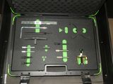 une mallette contenant des outils, posée sur une table