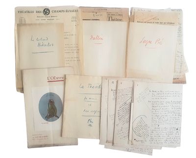 Plusieurs vieilles lettres et papiers sont empilés les uns sur les autres