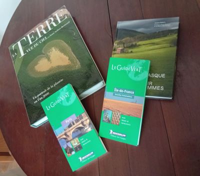 LOT DE LIVRES comprenant : - "LA TERRE VUE DU CIEL" par Yann…