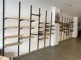 une pièce avec tout un tas d'étagères fixées au mur