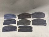 six paires de chapeaux sont alignées sur une table
