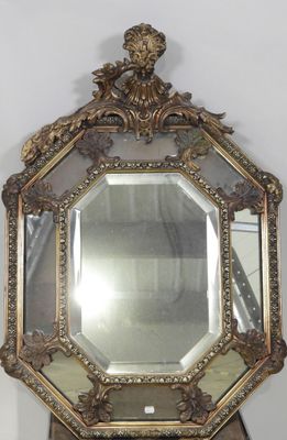 un miroir accroché au mur