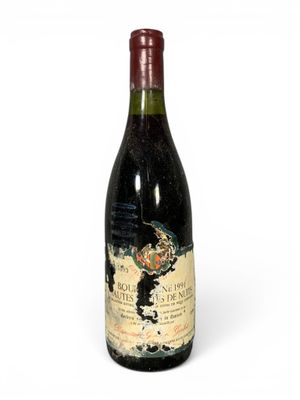 une bouteille de vin posée sur une table